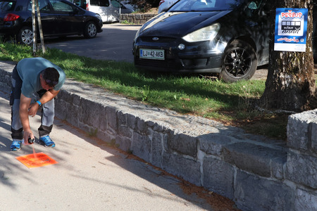 POSTAVITEV TABLE IN TALNIH OZNAK PEŠBUS PRI VALVASORJU 03 FOTO LJUBO VUKELIČ